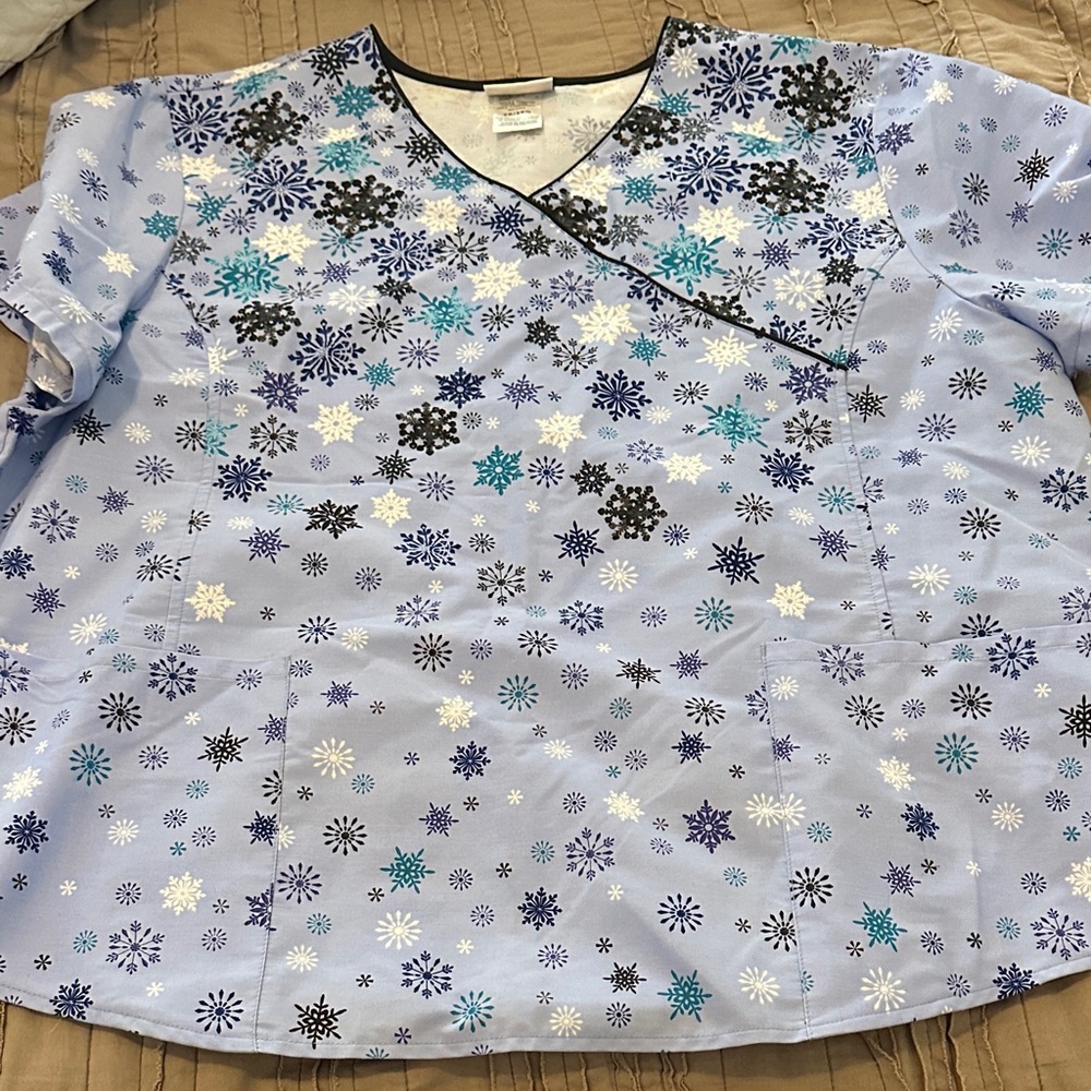 Scrubstar Blue Snowflake scrub top NEW CONDITION